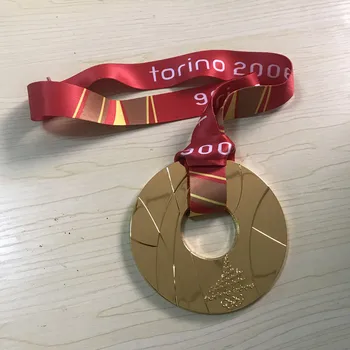 1 adet 2006 Torino spor ödülü altın madalya oyuncu rozeti oyuncu metal madalya kurdele ile