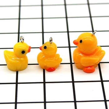 10 adet / grup Sevimli 3D Akrilik Ördek Reçine Takılar Küçük sarı ördek DIY Craft için fit Bilezik Takı Bulma Aksesuarları XL979